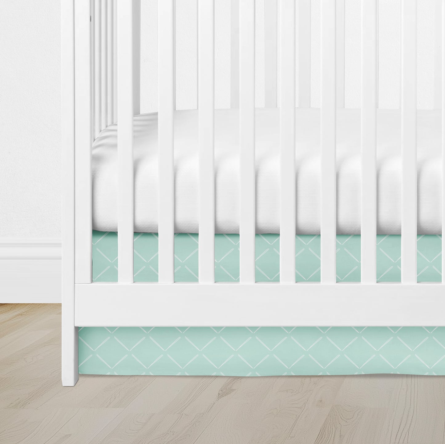 CRIB SKIRT - FAULTY ARROW IN SOFT MINT