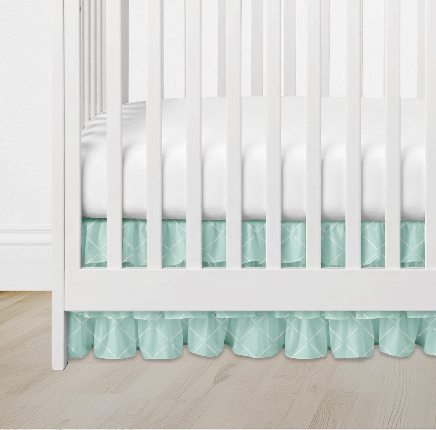 CRIB SKIRT - FAULTY ARROW IN SOFT MINT
